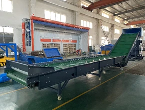 Crusher machine with belt conveyor