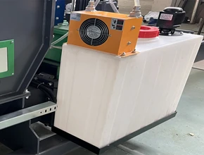 Water cooling tank to prevent foam plasticizing during screw pressing