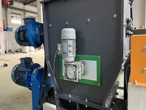 Small stirring motor: Can break up the material after crushing, so that the crushed foam evenly enters the screw for extrusion.