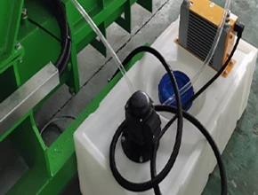Water cooling tank to prevent foam plasticizing during screw pressing