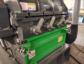 During blade changing, the spindle rotor is fixed, and the circuit is cut, so that the fixing bolts can be tightened conveniently. Do not operate the machine to protect the safety of maintenance personnel.