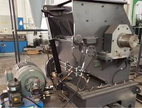 The upper and lower chassis and screen bracket are automatically opened and closed by hydraulic control. It is convenient to maintain the machine, remove and replace the blades and screens, and quickly complete the cleaning of the crushing box.