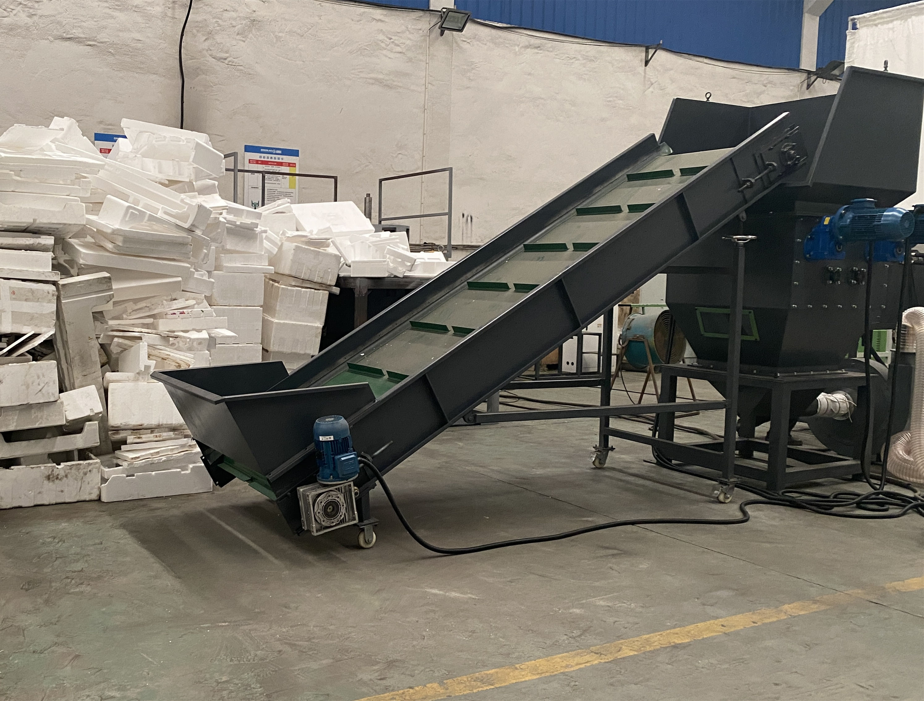 Belt conveyor and crusher