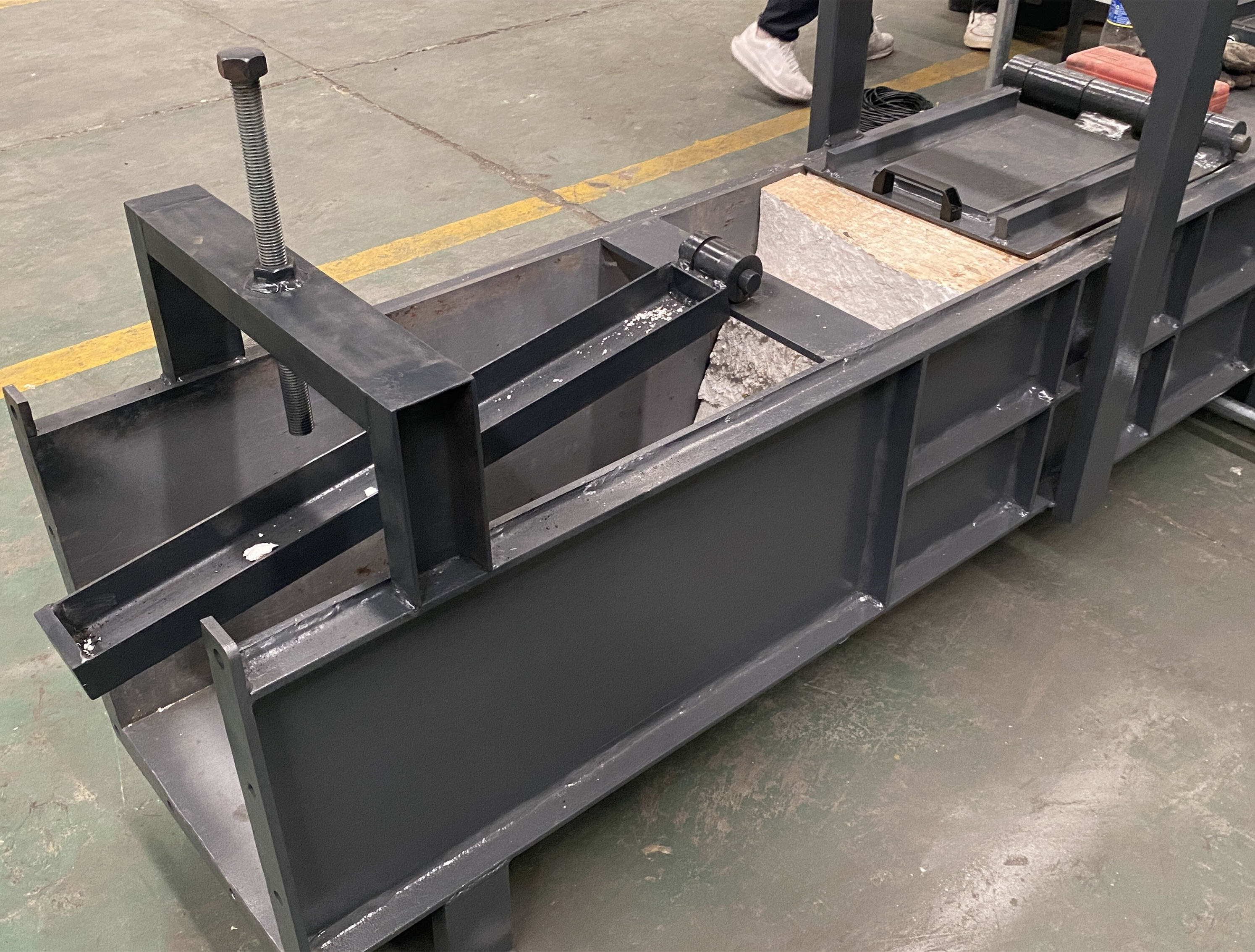 Material discharging part